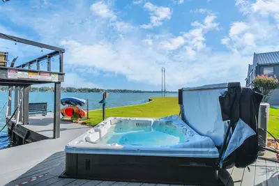 Image de Luxury Lakefront - Game Room - 7 beds - Hot tub - Kayaks - Dock