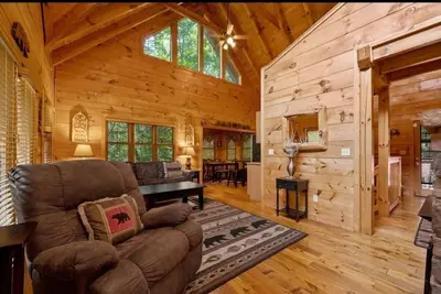 Image de King Beds, hot tub, pool table, game system, full kitchen, 5 mi to Pigeon Forge