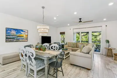 Image de 2br Townhome | 6 Bikes Included | Private Beach Club w/Tiki Bar |Pools |Hot Tub |Golf | Dogs Ok