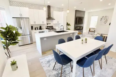 Image de Pristine Petworth Family Home w Street Parking!