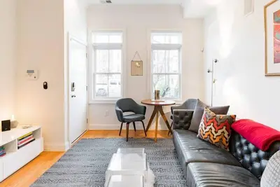 Image de Walk Along U Street Corridor from a Chic Condo!