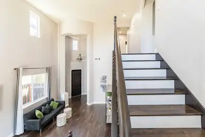 Image de 5br within 10 min of Waterfront, Airport, Downtown Arena, Eatery, Trails & More!