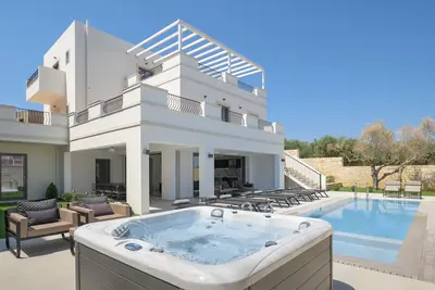 Image de Ivory Villa, with effusive design!