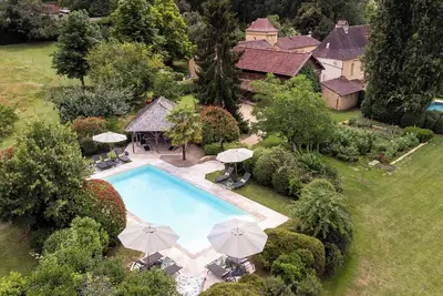 Image de Chalet de plein pied tout confort avec piscine, jardin, terrasse et parking.