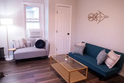 Image de Home Close to Beach and Lirr w/Balcony