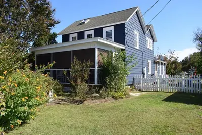 Image de Captains Quarters-Charming Cottage Close to Town! !