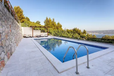 Image de Luxury villa with a swimming pool and a beautiful garden.