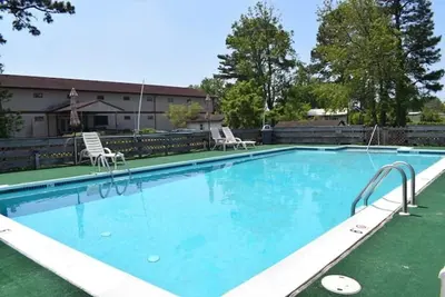 Rise & Shine- Adorable Efficiency w\/ Views & Pool!