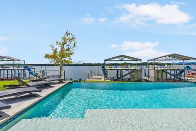 Image de Bud Bliss Retreat | Luxury Waterfront Home | Pool | Concierge Services
