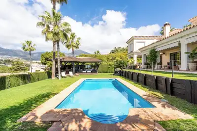 Image de Villa de luxe Larios Torrequebrada avec vue sur mer, piscine et Wi-Fi.