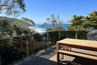 Image de The Treehouse. Bright Beach House Overlooking the Ocean. 2min Walk to the Beach!