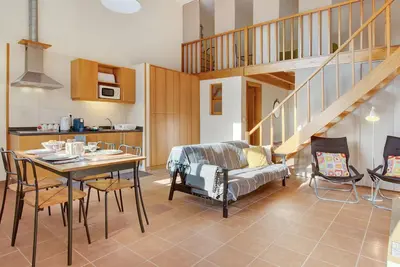 Image de Appartement \"Calheta Lofts Ii\" avec vue sur les montagnes, balcon privé et Wi-Fi.