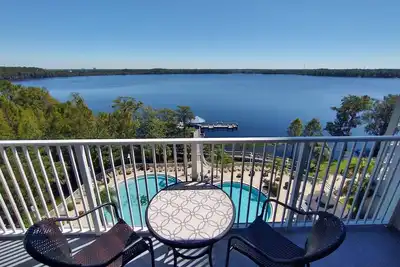 Image de Upgraded Huge Lakefront 1br/2ba Blue Heron Beach Resort Condominium