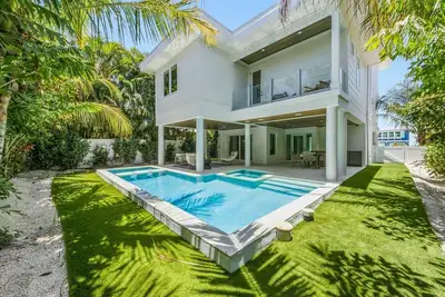 Image de Luxury Beach Retreat with Rooftop Deck and Pool in Anna Maria - Hip Nautic