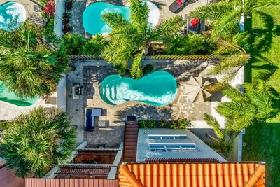 Image de Spacious Home Near the Beach! Rooftop Deck!