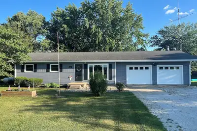 Image de Beautiful country home close to Purdue U. Campfires, screened gazebo for cookouts