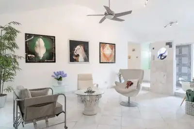Image de Modern Luxury - Close to Beach - Large Yard - King Bed