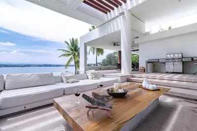 Image de Beautiful lake house infinity pool & jacuzzi