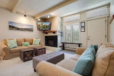 Image de St309 | Across the Street from Slopes!