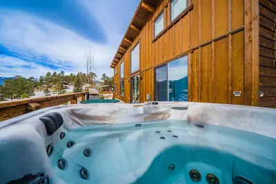 Image de Dogs Ok! Hot tub, king bed, views, & Ev charger!