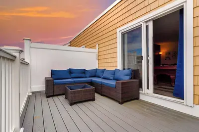 Image de Fun Game Room | Steps to Beach | 2 Level Lux Condo