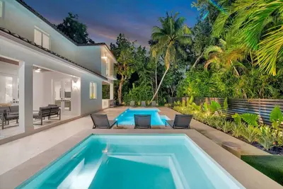 Image de New Lux Modern w\/ Pool, Jacuzzi, Billiards, B-ball