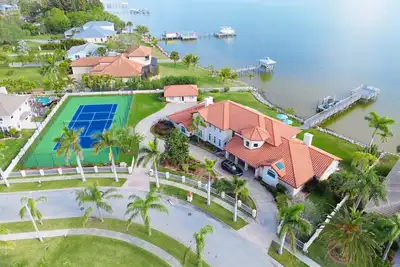 Image de Luxurious Waterfront Estate w/private Tennis Court/Pool/Dock - Spectacular View!
