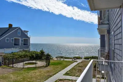 Image de Brand new Ocean View Condo with private balcony, steps from the beach!