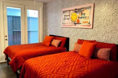 Image de Located in the Houston Greater Heights Area near Downtown