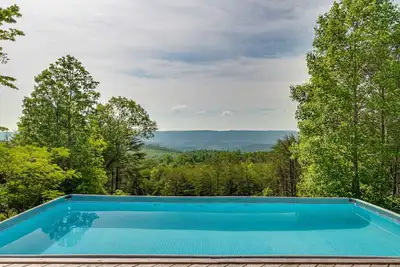 Image de Firefly Mountain Top Retreat with a pool!