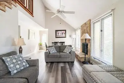 Image de Beautiful large home close to everything