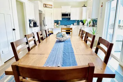 Image de Brand New 4-Bed, Centrally Located Lake House