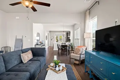 Image de The Hollie House- Storybook Craftsman Cottage in Dripping Springs