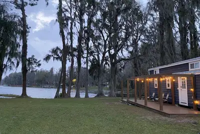 Image de Relaxing Lakefront Farm Tiny Home