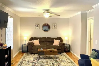 Image de Cozy 2 Bedroom Townhouse Near Lake and Restaurants