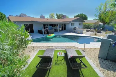 Image de Heated Pool/Fire Lounge/TVpatio Oasis in Uptown!