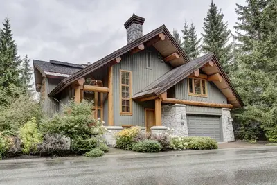 Image de Spectacular 5br Whistler Chalet located in Private Ski-in Ski-out Location!