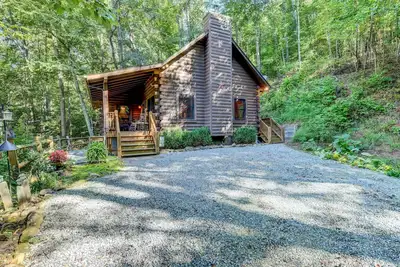 Image de Waynesville Cabin w/ Covered Deck & Fire Pit!