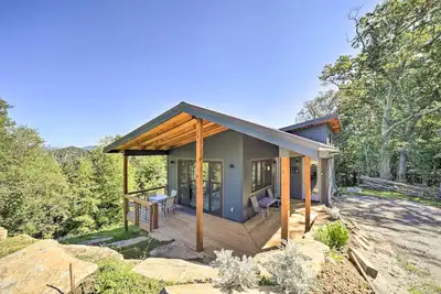 Image de Contemporary Home w/ Deck & Mountain Views!