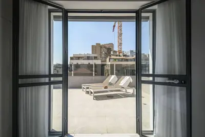 Image de Bright & Modern 2br Apt w Terrace 5-min from Beach