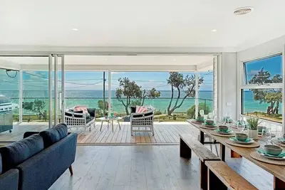 Image de Beach Front Haven with 180 Degree Views