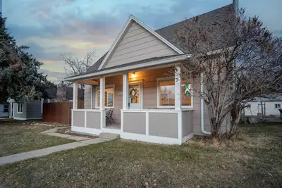 Image de Steps from Downtown! Cozy 5 bedroom Bungalow!