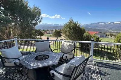 Image de Peaceful 3 bedroom overlooking the town of Eagle!