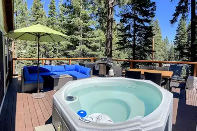 Image de Alpen Glow By Tahoe Getaways - 2100 Sq Ft. Private Hot Tub, Walk to Lake