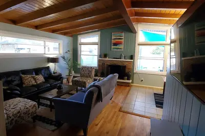 Image de Mid Century Modern home 2 minutes from the beach and trails close to everything!