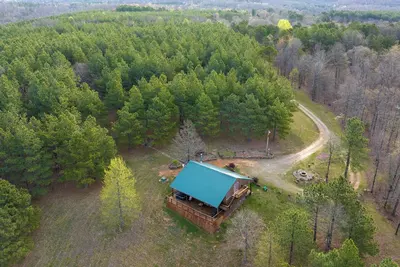 Image de Hot Tub, Patio, and Fire Pit - Cooper's Ozark Cabin
