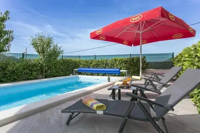Image de Maison pour la famille avec la piscine Gornje Sitno, Split (K-20009)
