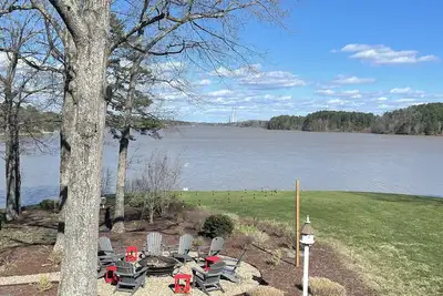 Image de Living the Lake Life w/2 kitchens 6 bdrms
