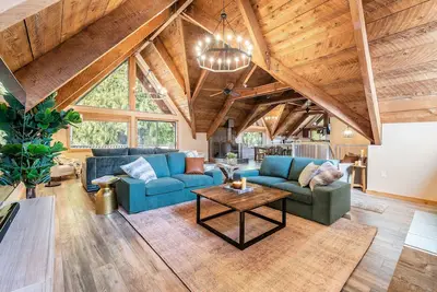 Image de Cabin on Peaceful creek w/ hot tub, sauna, firepit- minutes from Hurricane Ridge