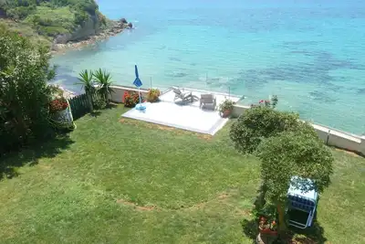 Seaside Villa - Halikounas with private steps onto the beach